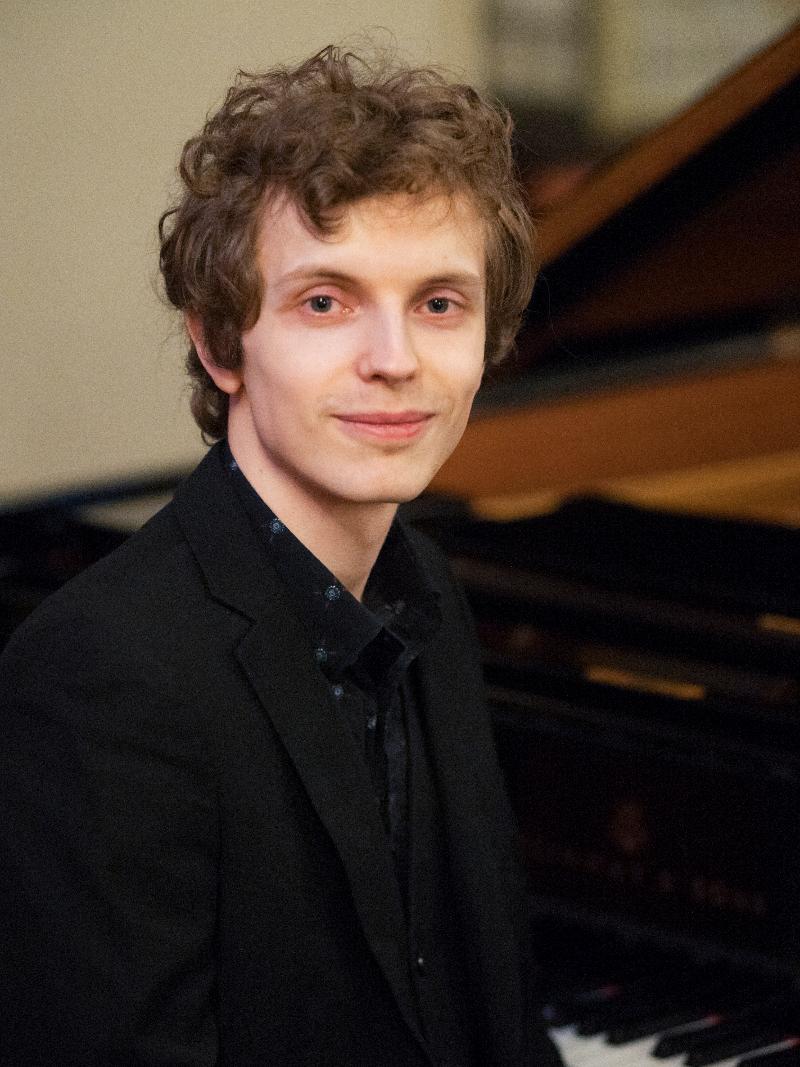 17 konsert Peter-André Pliassov.jpg Bilde av Peter-André ved flygelet